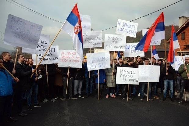 «Σείεται» η γη στο Κόσοβο: 16.000 Σέρβοι βγήκαν στους δρόμους – Κλίμα σύγκρουσης με τους Αλβανούς – Έκτακτη συνεδρίαση στο Βελιγράδι